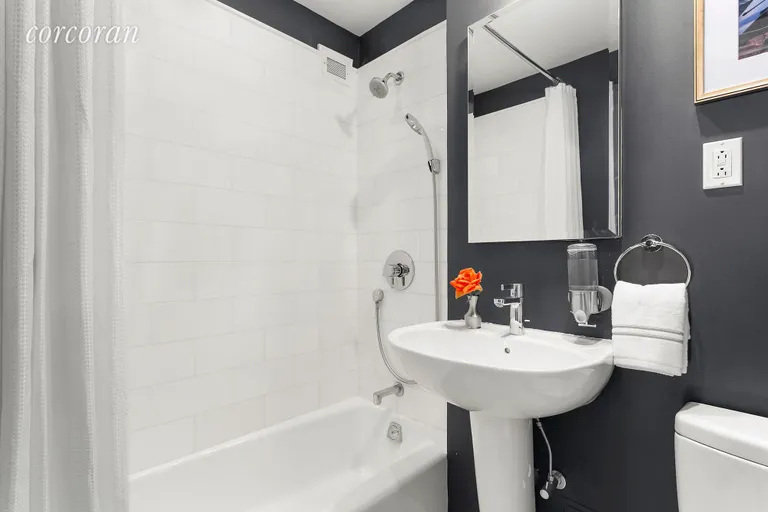New York City Real Estate | View 30 East 9th Street, 5LL | 2nd Bathroom with tub/shower combo | View 6