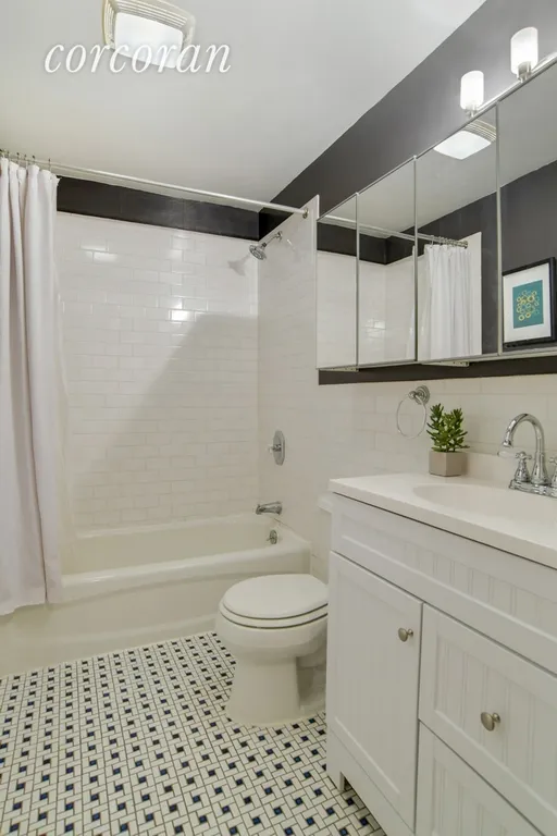 New York City Real Estate | View 294 6th Avenue, Garden | Main Floor Full Bathroom | View 6