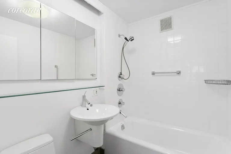 New York City Real Estate | View 97 Franklin Street, 5 FL | 2nd Full bathroom | View 6