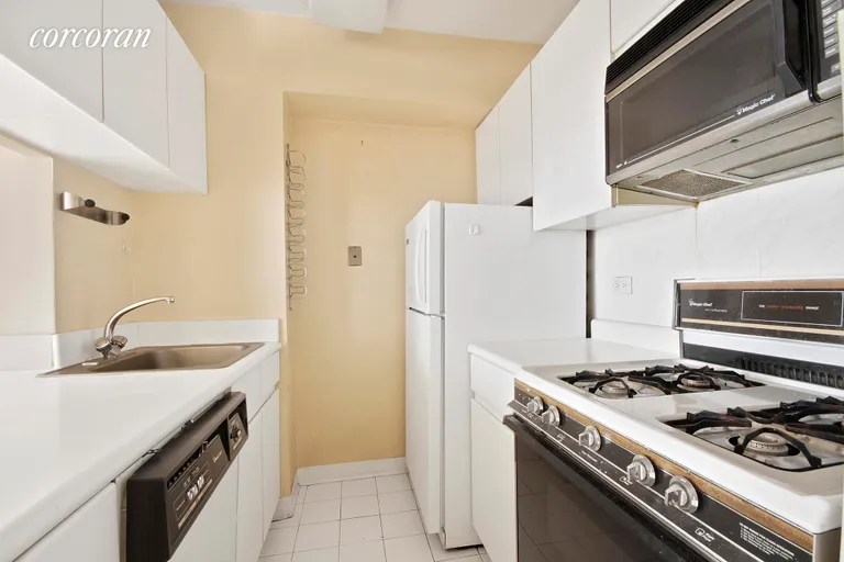 New York City Real Estate | View 250 East 40th Street, 12D | 250_East_40_#12D_Kitchen_KPicket | View 3