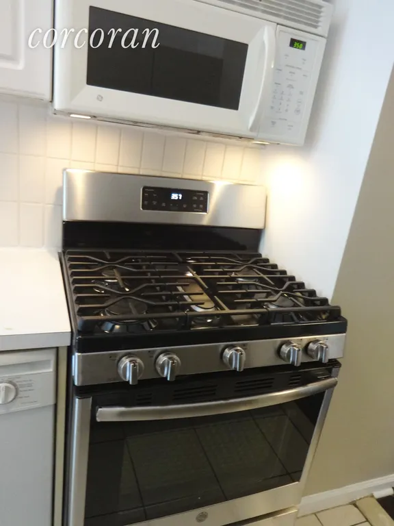 New York City Real Estate | View 122 Ashland Place, 4M | 5 Burner Stove/Oven | View 9
