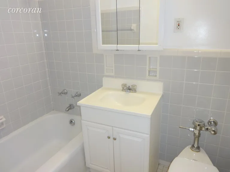 New York City Real Estate | View 122 Ashland Place, 4M | 2nd Bath with Tub | View 14