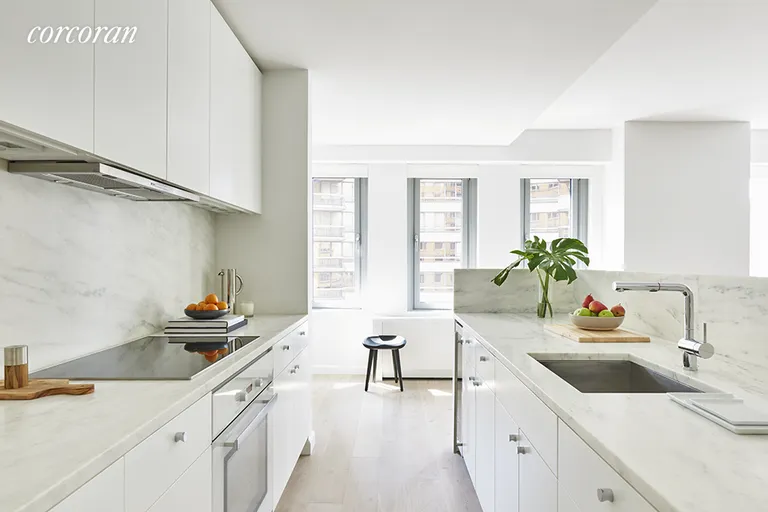 New York City Real Estate | View 200 East 62nd Street, 14E | room 1 | View 2