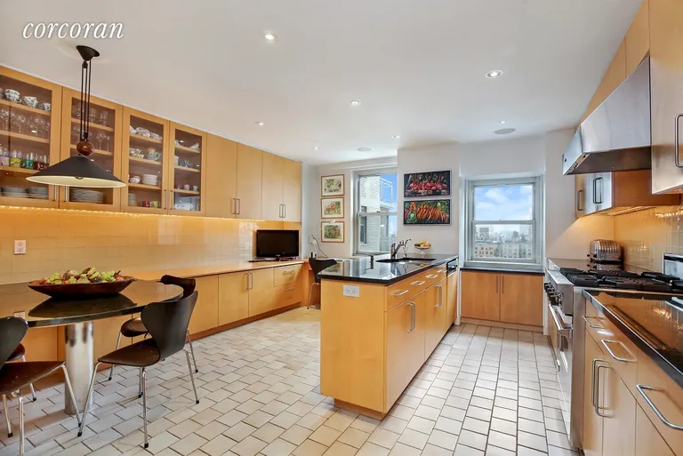 New York City Real Estate | View 150 East 69th Street, 19K | Hub of the Home | View 4
