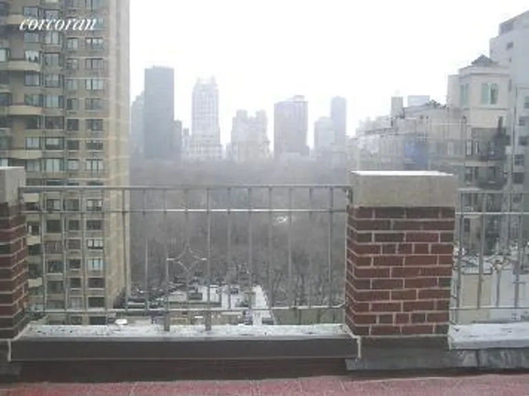 New York City Real Estate | View 21 East 61st Street, PH1704 | room 1 | View 2