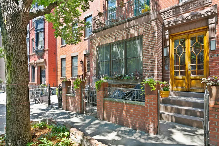 New York City Real Estate | View 693 Sackett Street, 1 | 3 Beds, 2 Baths | View 1