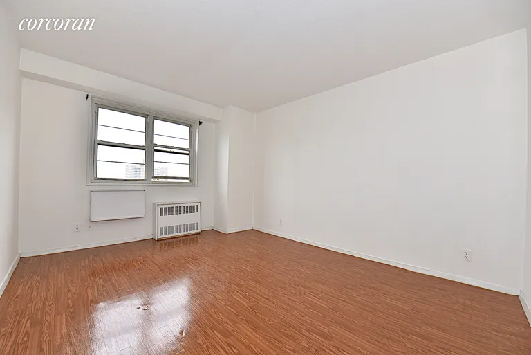 New York City Real Estate | View 47-30 59th Street, 6G | room 3 | View 4