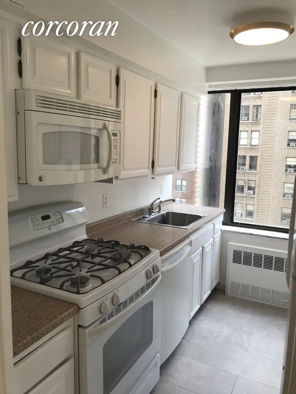 New York City Real Estate | View 900 Park Avenue, 9C | 1 Bed, 1 Bath | View 1
