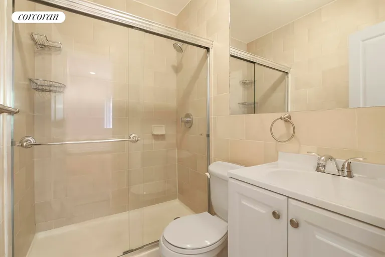 New York City Real Estate | View 527 Vanderbilt Avenue, 2A | Master Bathroom | View 6