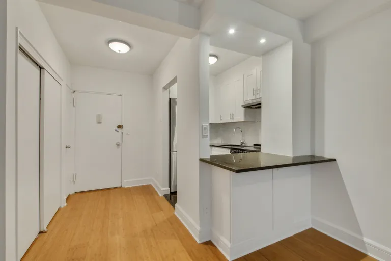 New York City Real Estate | View 80 Park Avenue, 6B | Kitchen | View 5