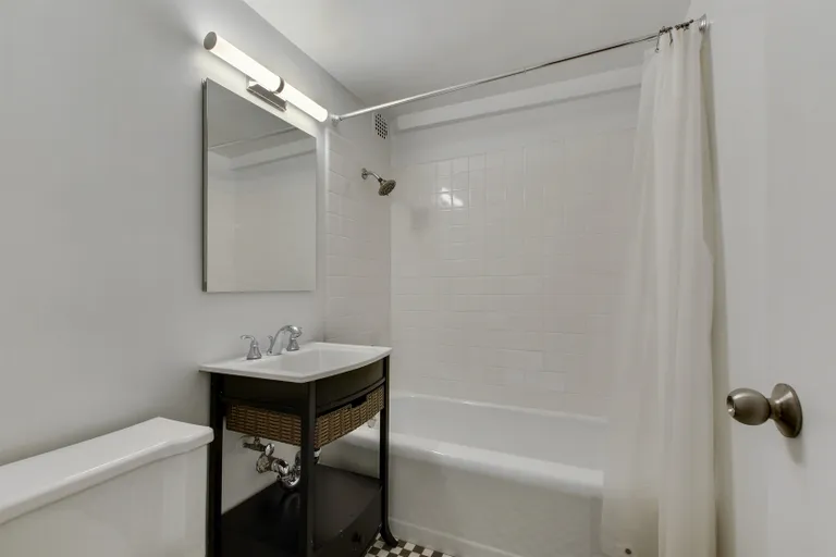 New York City Real Estate | View 80 Park Avenue, 6B | Bathroom | View 6