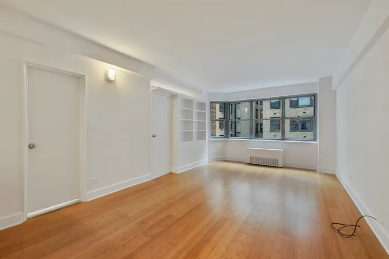 New York City Real Estate | View 80 Park Avenue, 6B | Living Room | View 8