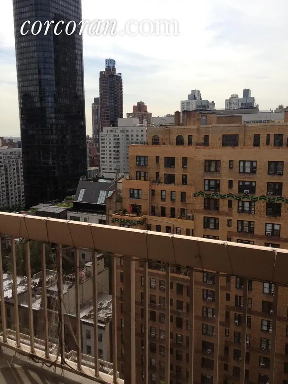 New York City Real Estate | View 200 East 69th Street, 18C | room 8 | View 9