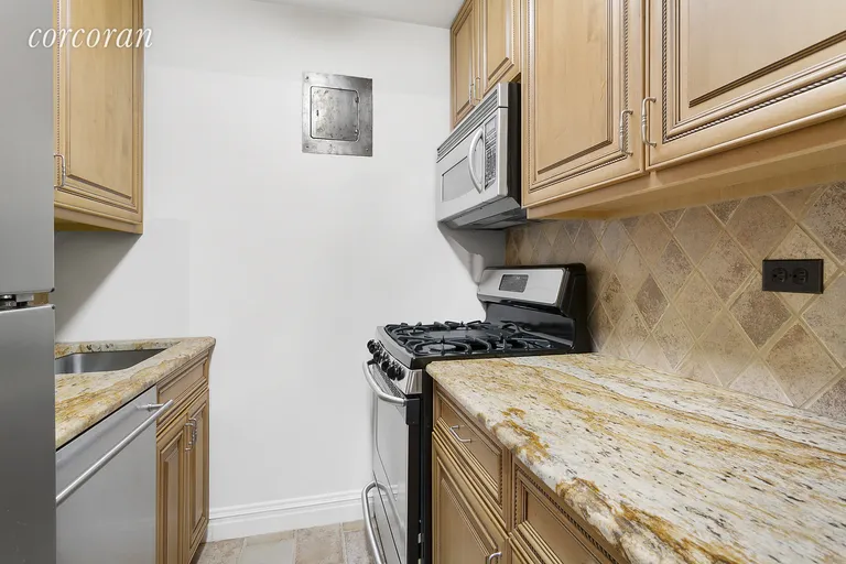 New York City Real Estate | View 301 East 69th Street, 4H | room 4 | View 5