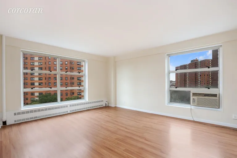 New York City Real Estate | View 90 La Salle Street, 7C | Living Room | View 2