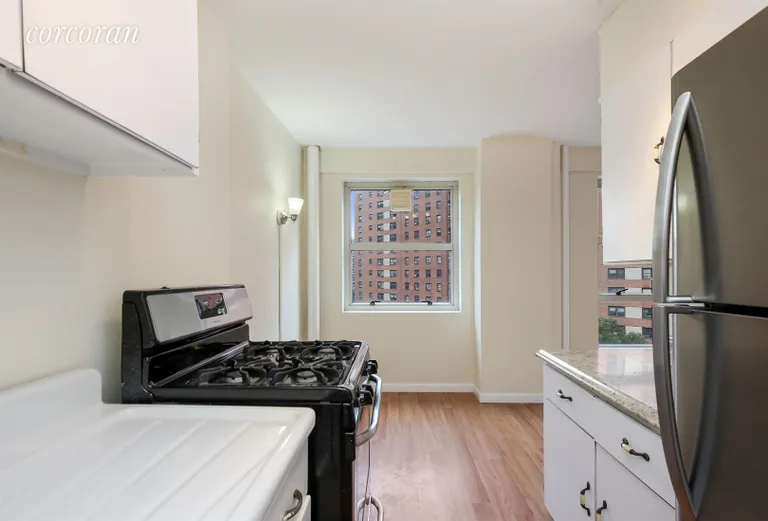 New York City Real Estate | View 90 La Salle Street, 7C | Kitchen | View 5