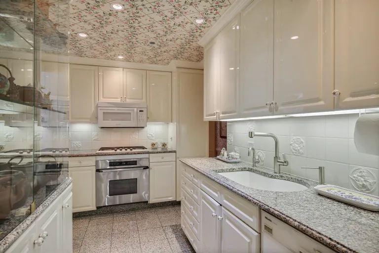 New York City Real Estate | View 860 Fifth Avenue, 9/10K | Windowed chef's kitchen | View 7
