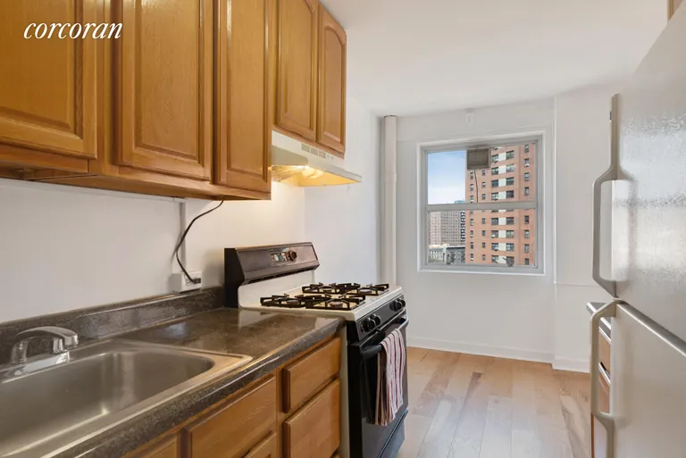 New York City Real Estate | View 90 La Salle Street, 8C | Eat-in kitchen! | View 4