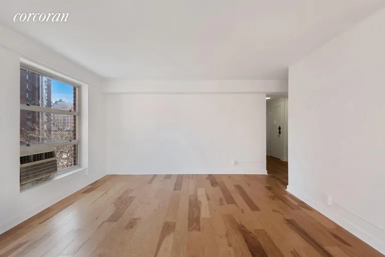 New York City Real Estate | View 90 La Salle Street, 8C | Large Living room | View 3