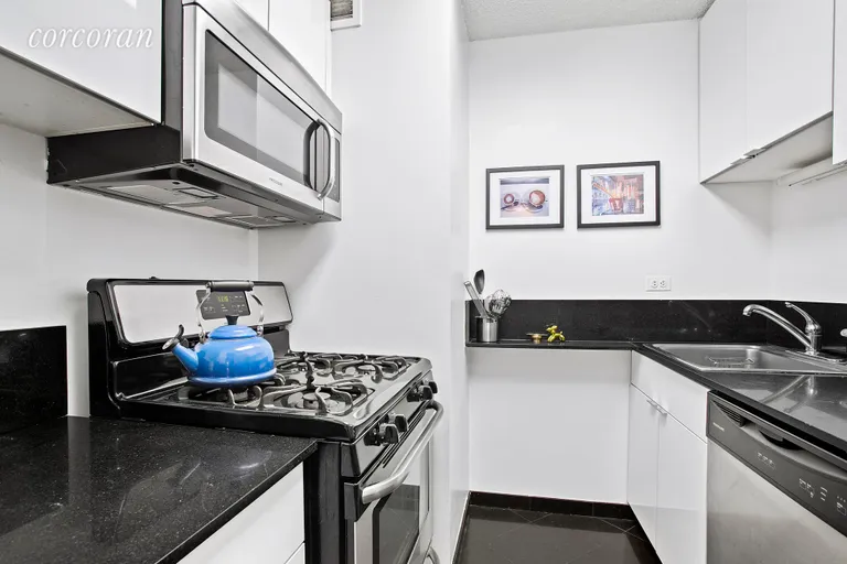 New York City Real Estate | View 404 East 79th Street, 23E | 5 | View 4