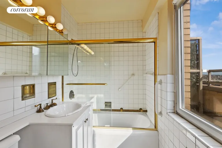 New York City Real Estate | View 180 East End Avenue, PHG | Bathroom | View 19