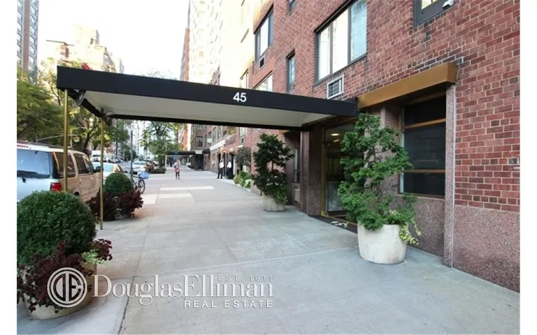 New York City Real Estate | View 45 East End Avenue, 5H | 2 Beds, 2 Baths | View 1