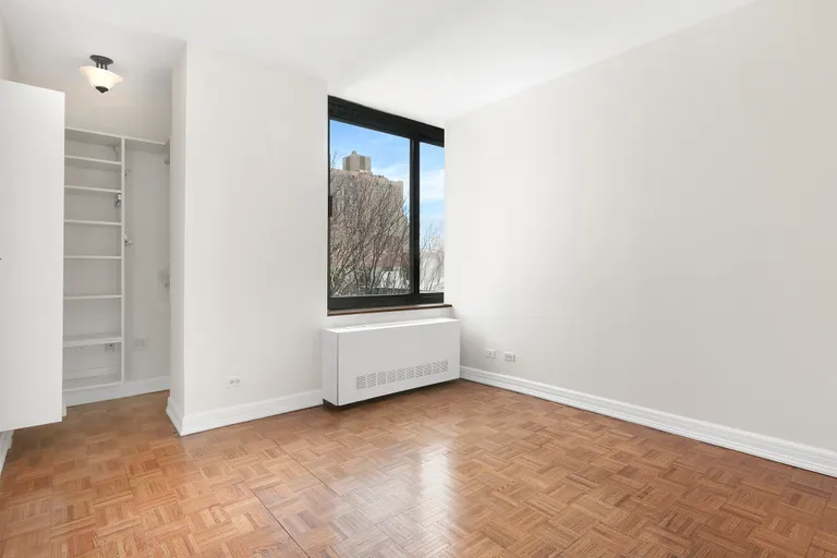 New York City Real Estate | View 300 East 85th Street, 607 | 3 | View 4