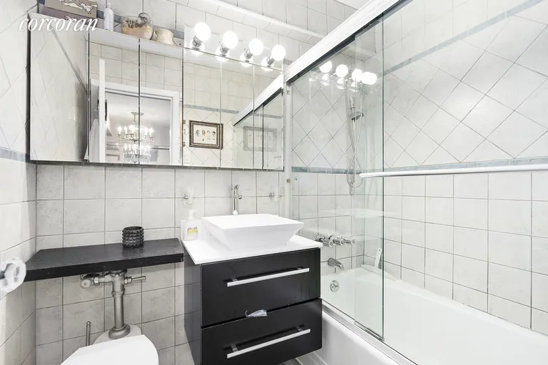 New York City Real Estate | View 201 East 36th Street, 18E | Bathroom | View 5