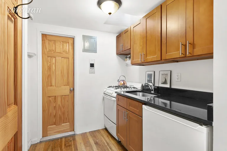 New York City Real Estate | View 139 Waverly Place, 4C | room 1 | View 2