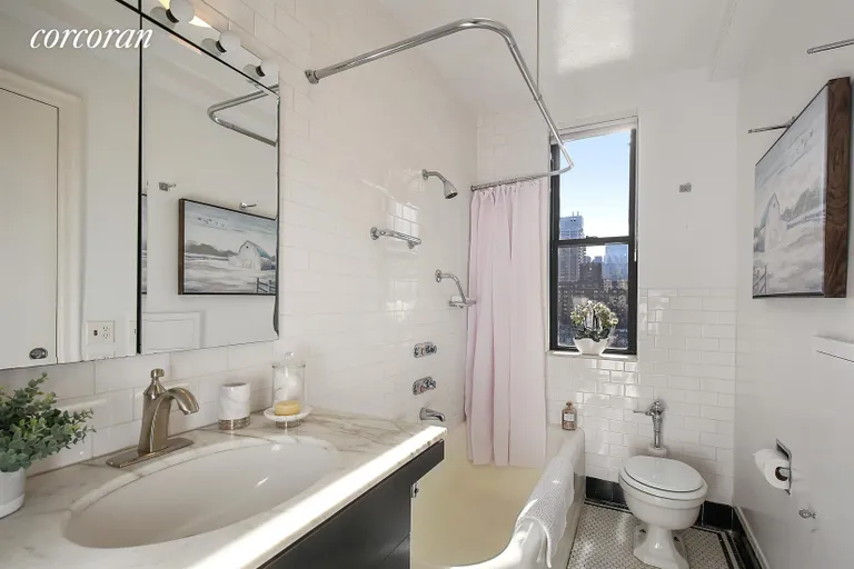 New York City Real Estate | View 40 West 77th Street, 15F | Bathroom | View 7