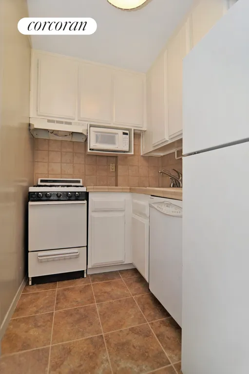 New York City Real Estate | View 7 East 14th Street, 1426 | room 2 | View 3