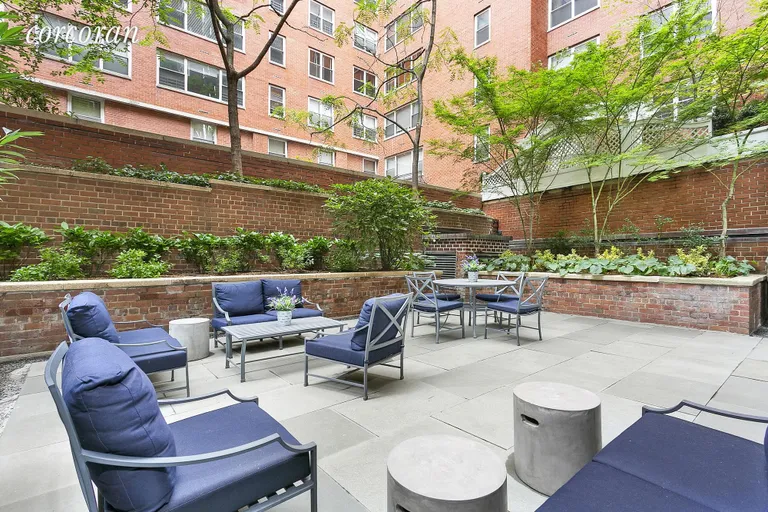 New York City Real Estate | View 1 Gracie Terrace, 14FK | Building Courtyard | View 16