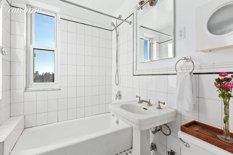 New York City Real Estate | View 200 West 108th Street, 16F | Windowed Bath | View 4