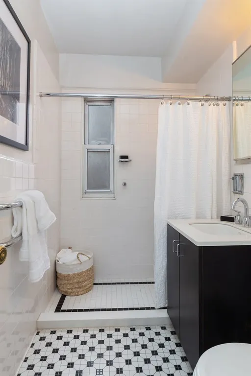 New York City Real Estate | View 35 East 85th Street, 10A | Master Bathroom | View 12