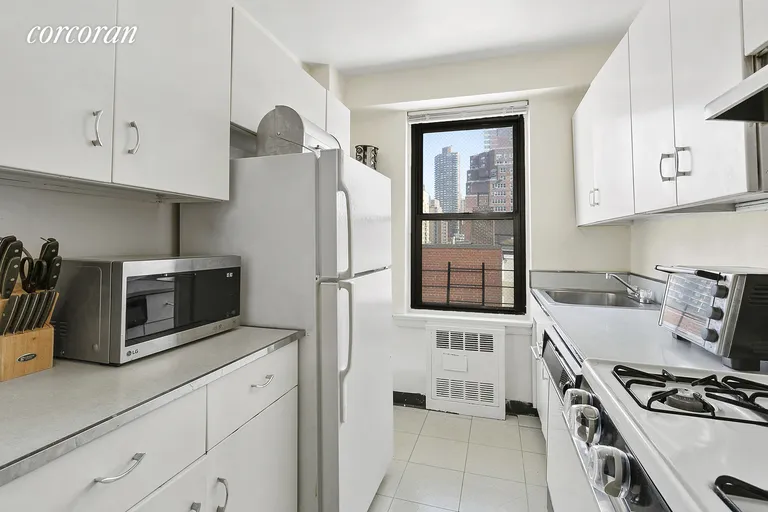New York City Real Estate | View 399 East 72nd Street, 7H | room 4 | View 5
