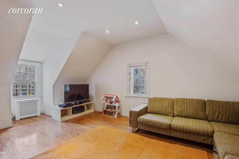 New York City Real Estate | View 274 West 95th Street, 123 | Family Room | View 10