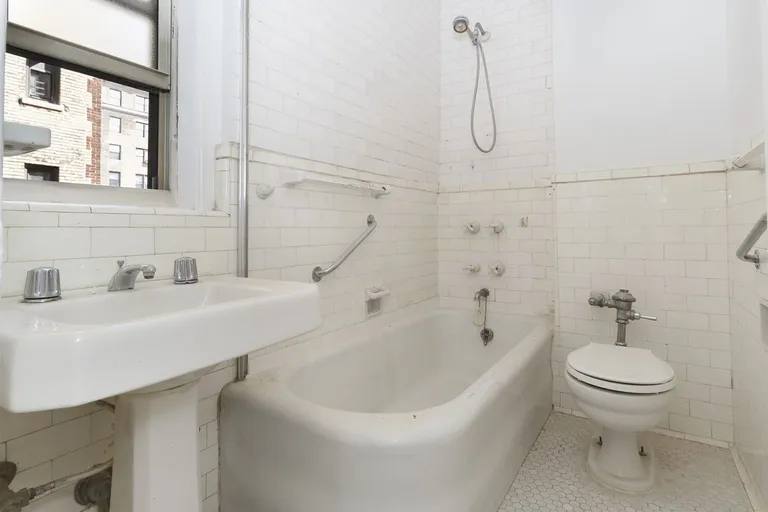 New York City Real Estate | View 310 West 72nd Street, 9A | room 8 | View 9