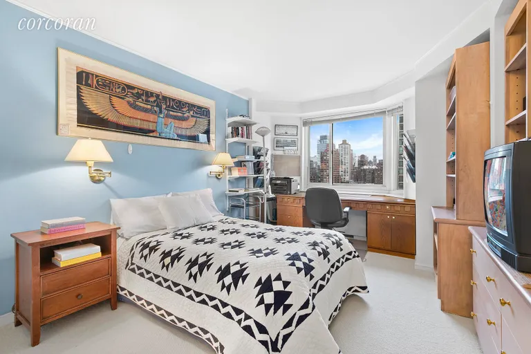New York City Real Estate | View 301 East 78th Street, 16B | 3 | View 8