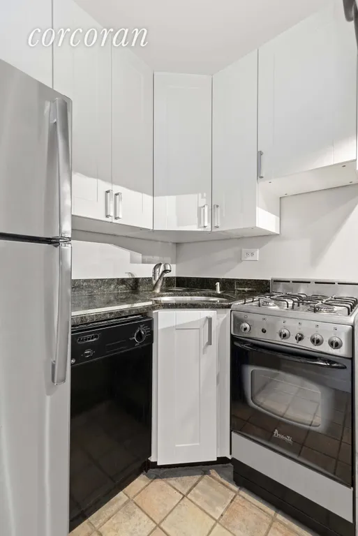 New York City Real Estate | View 333 East 46th Street, 8L | room 3 | View 4
