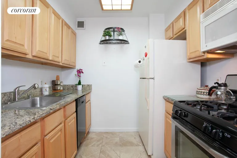 New York City Real Estate | View 1630 Madison Avenue, 3B | Large kitchen | View 5