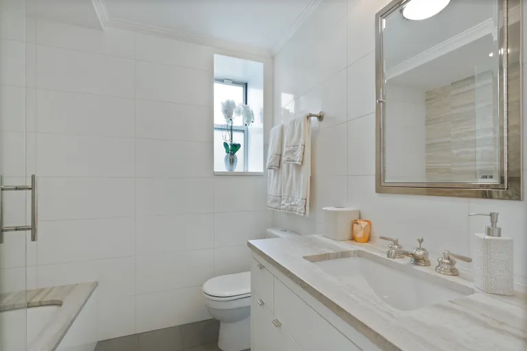 New York City Real Estate | View 165 West 91st Street, 15H | Windowed master bathroom  | View 7