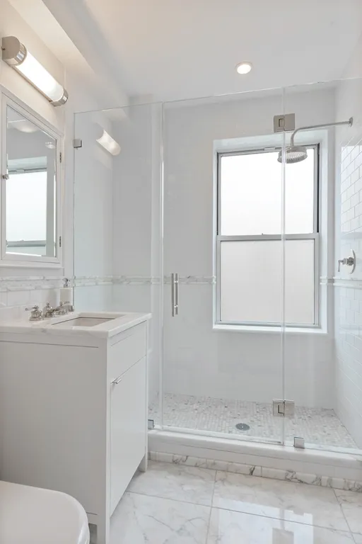 New York City Real Estate | View 165 West 91st Street, 15H | Windowed 2nd bathroom | View 9