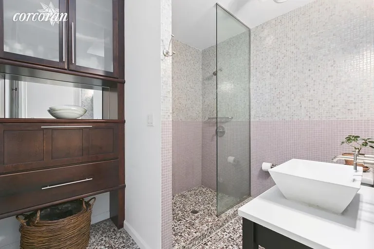 New York City Real Estate | View 23 Waverly Place, 5Y | room 4 | View 5
