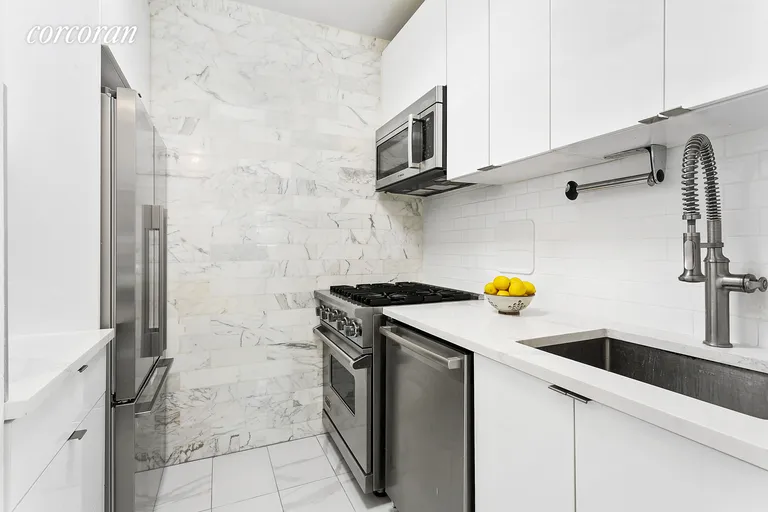 New York City Real Estate | View 300 East 85th Street, 804 | room 2 | View 3