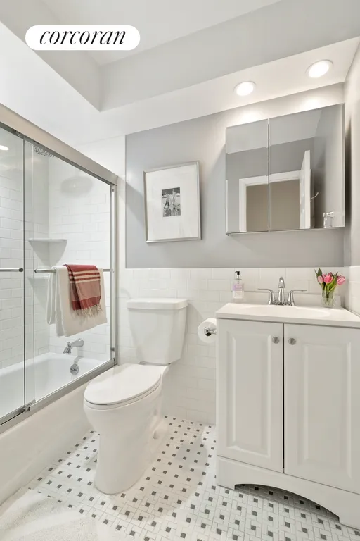 New York City Real Estate | View 299 6th Avenue, 1 | Full Bathroom | View 7