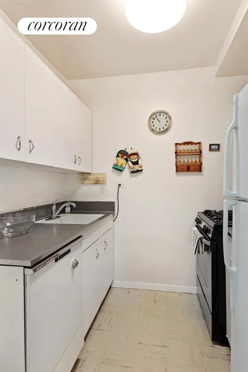New York City Real Estate | View 345 West 58th Street, 5s | Kitchen | View 6