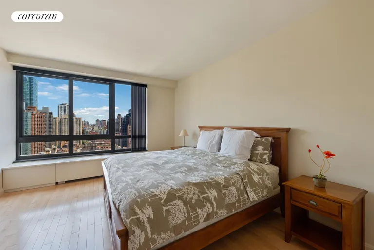 New York City Real Estate | View 100 United Nations Plaza, 29D | North-facing bedroom with en suite bathroom | View 6