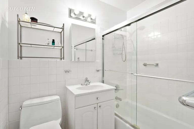 New York City Real Estate | View 115 East 9th Street, 17R | Bathroom | View 4