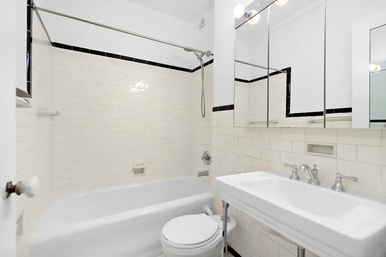 New York City Real Estate | View 24 Fifth Avenue, 520 | Bathroom | View 4