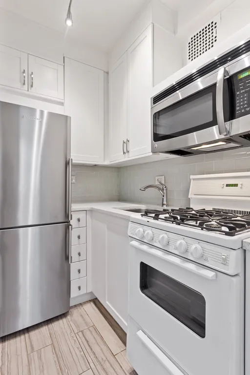 New York City Real Estate | View 425 East 79th Street, 7A | FULLY RENOVATED KITCHEN WITH NEW APPLIANCES | View 3